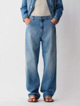 05 Low-Rise-Jeans mit weitem Bein