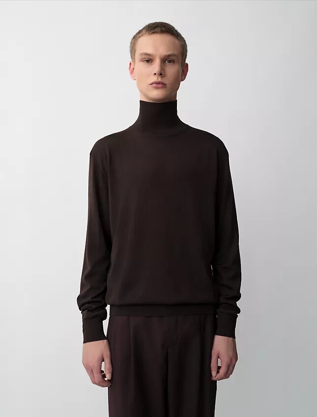 Aschefarbener Rollkragenpullover Aschefarbener Rollkragenpullover