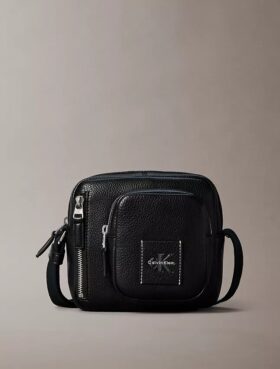Auffällige Crossbody-Tasche in Pebble-Optik