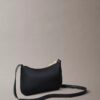 Auffällige Mini-Tasche mit Monogram Auffällige Mini-Tasche mit Monogram