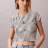 Baby-T-Shirt mit Monogram-Streifen und Rippstrick Baby-T-Shirt mit Monogram-Streifen und Rippstrick
