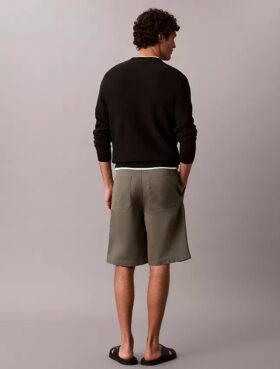 Baggy-Chino-Shorts im 90er-Jahre-Stil Baggy-Chino-Shorts im 90er-Jahre-Stil