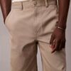 Baggy-Chino-Shorts im 90er-Jahre-Stil Baggy-Chino-Shorts im 90er-Jahre-Stil