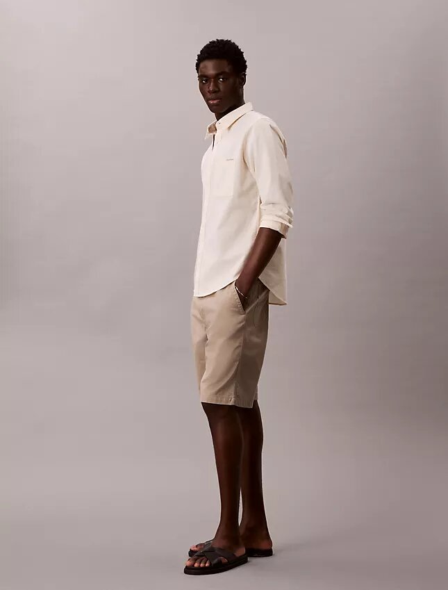 Baggy-Chino-Shorts im 90er-Jahre-Stil Baggy-Chino-Shorts im 90er-Jahre-Stil