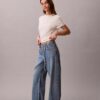 Baggy-Jeans mit niedriger Leibhöhe und Gürtel
