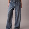 Baggy-Jeans mit niedriger Leibhöhe und Gürtel