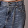 Baggy-Jeans mit niedriger Leibhöhe und Gürtel