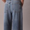 Baggy-Jeans mit niedriger Leibhöhe und Gürtel