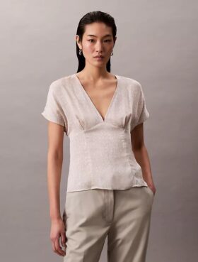 Bedruckte Satinbluse mit V-Ausschnitt