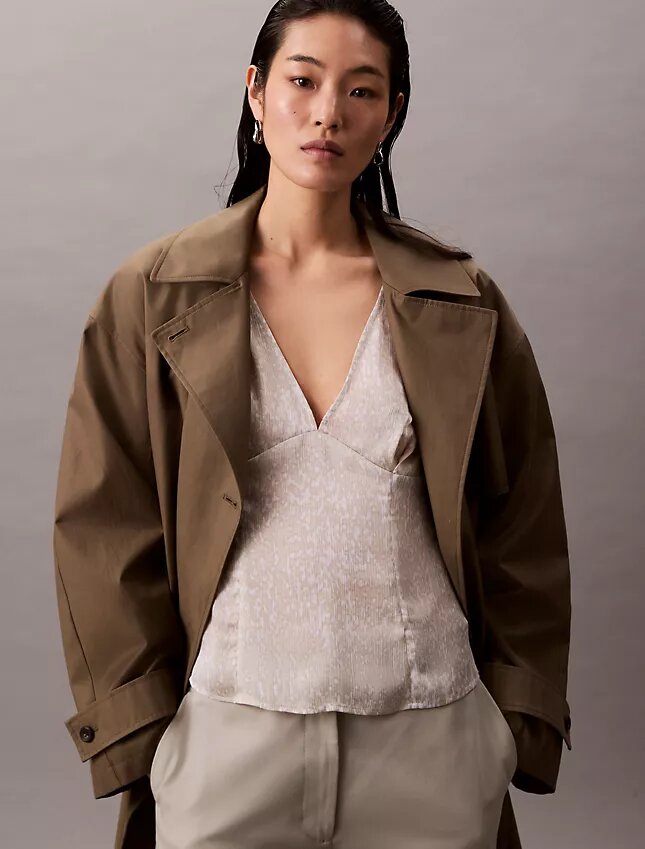 Bedruckte Satinbluse mit V-Ausschnitt Bedruckte Satinbluse mit V-Ausschnitt