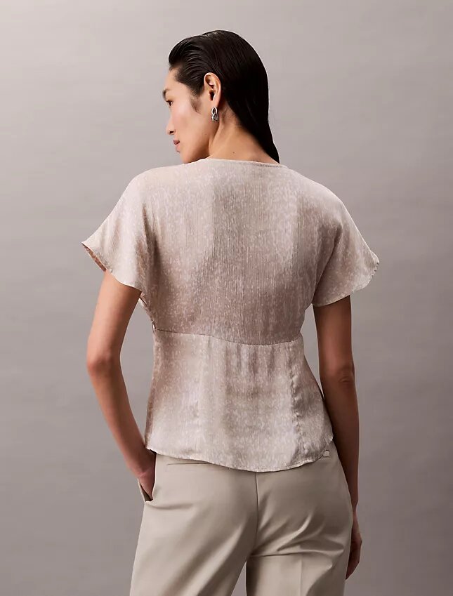 Bedruckte Satinbluse mit V-Ausschnitt Bedruckte Satinbluse mit V-Ausschnitt