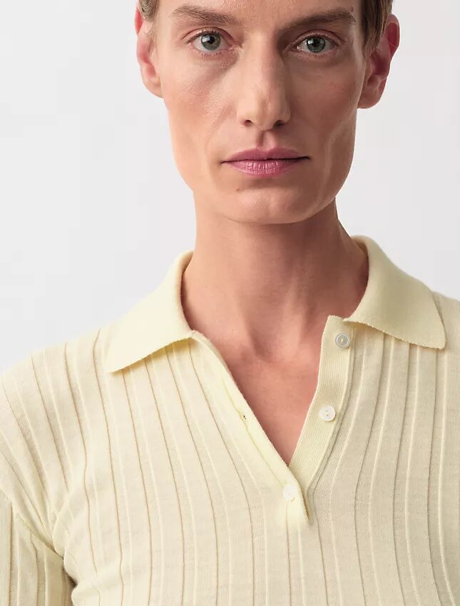 Bernsteinfarbener gerippter Polo-Pullover Bernsteinfarbener gerippter Polo-Pullover