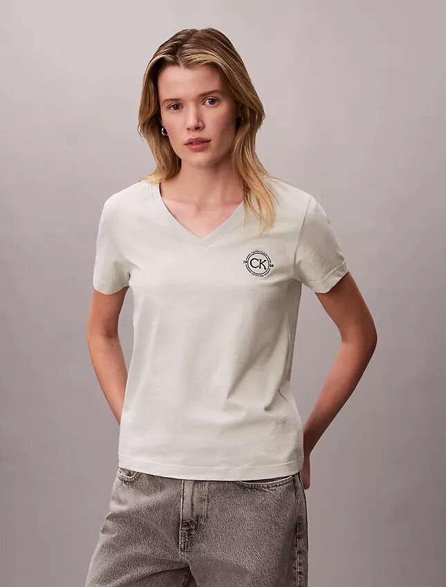 Besticktes Ck-Wappen-T-Shirt mit V-Ausschnitt Besticktes Ck-Wappen-T-Shirt mit V-Ausschnitt