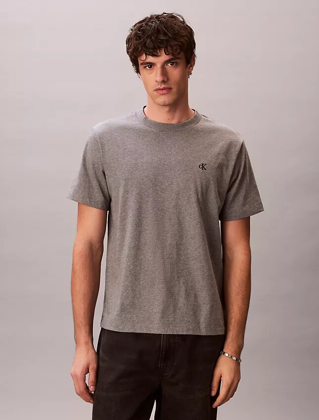 Besticktes Monogram-T-Shirt in lockerer Passform Besticktes Monogram-T-Shirt in lockerer Passform