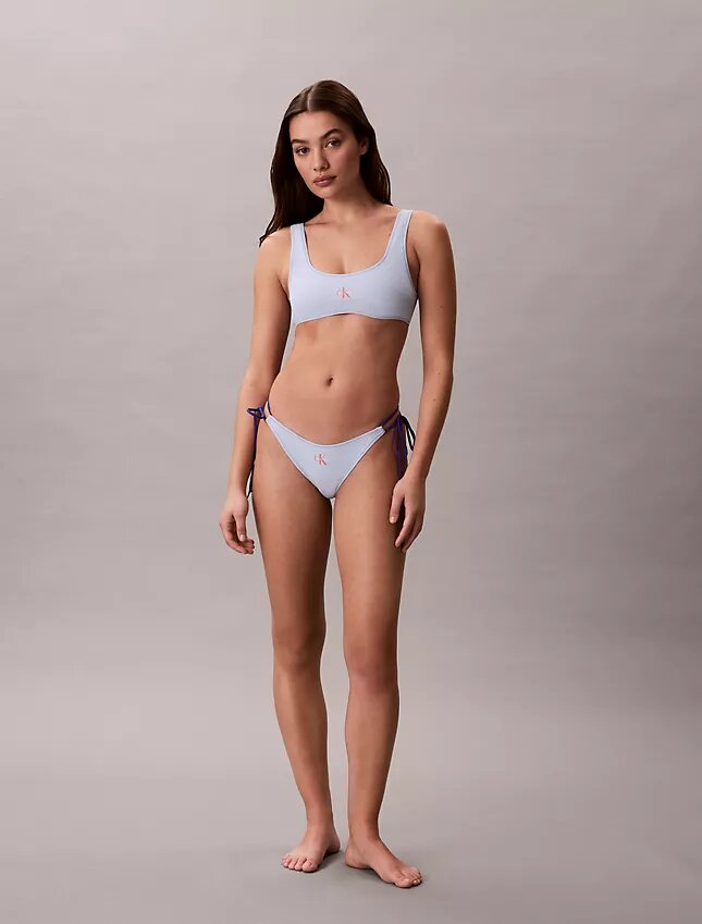 Bikini-Unterteile mit grafischem Monogram und seitlichen Bändern Bikini-Unterteile mit grafischem Monogram und seitlichen Bändern