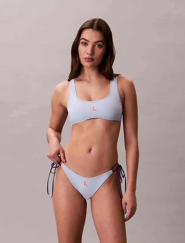 Bikini-Unterteile mit grafischem Monogram und seitlichen Bändern Bikini-Unterteile mit grafischem Monogram und seitlichen Bändern