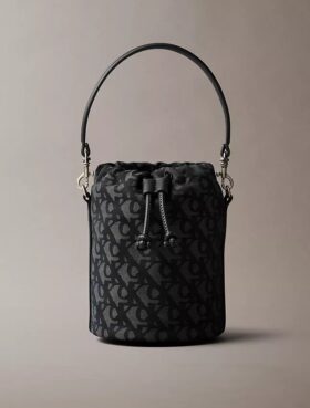 Bucket Bag mit durchgehendem Monogram