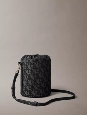 Bucket Bag mit durchgehendem Monogram