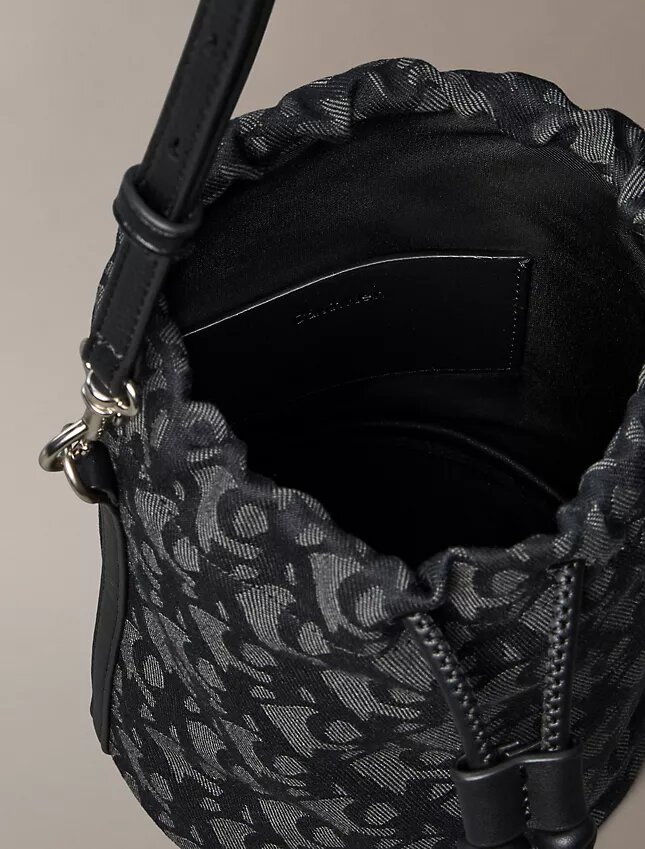 Bucket Bag mit durchgehendem Monogram Bucket Bag mit durchgehendem Monogram