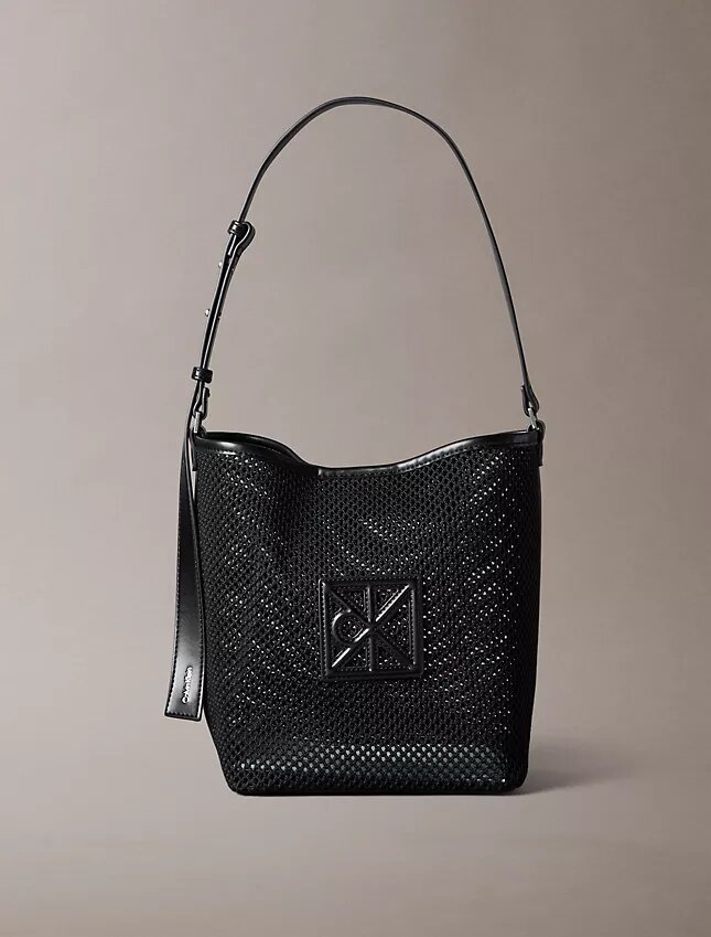 Bucket Bag mit Emblem aus Mesh Bucket Bag mit Emblem aus Mesh