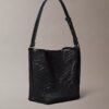 Bucket Bag mit Emblem aus Mesh Bucket Bag mit Emblem aus Mesh
