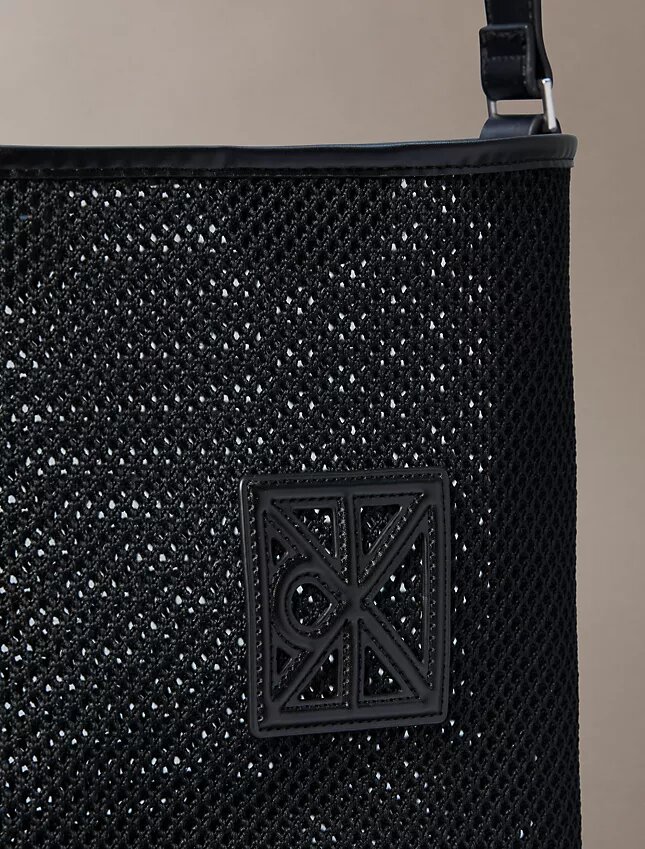 Bucket Bag mit Emblem aus Mesh Bucket Bag mit Emblem aus Mesh