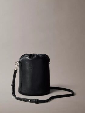 Bucket Bag mit Kieselstruktur