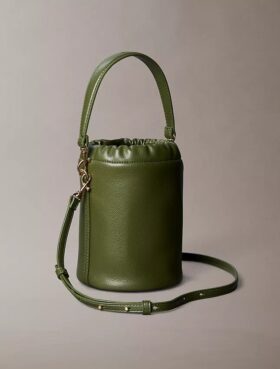 Bucket Bag mit Kieselstruktur