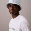 Bucket Hat aus gewaschenem Denim mit gesticktem Logo Bucket Hat aus gewaschenem Denim mit gesticktem Logo