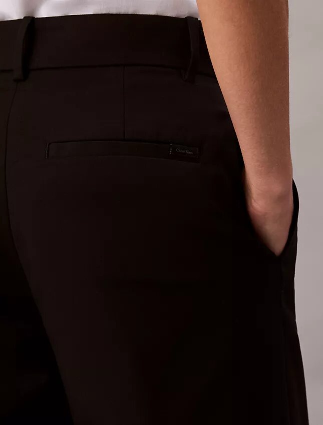 Chino-Hose aus Cotton Stretch mit weitem Bein Chino-Hose aus Cotton Stretch mit weitem Bein