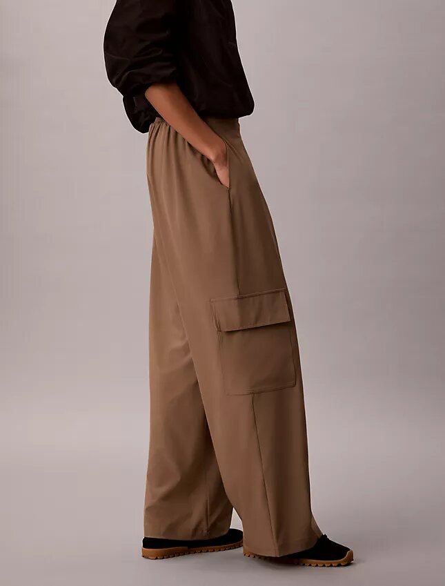 Commuter-Cargo-Hose mit weitem Bein Commuter-Cargo-Hose mit weitem Bein