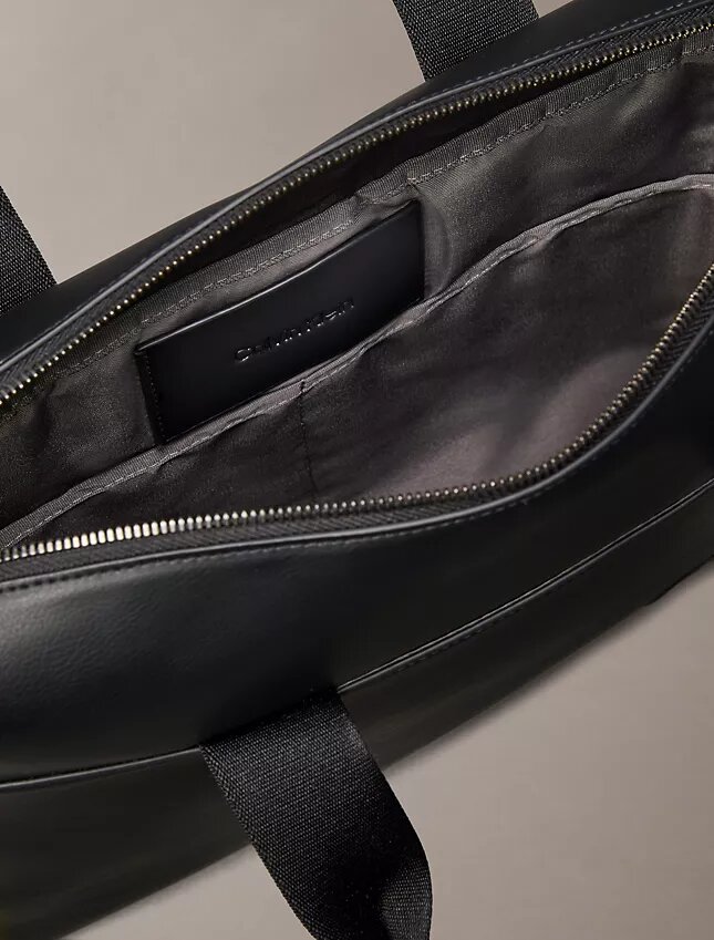 Commuter-Tasche mit geprägtem Monogram Commuter-Tasche mit geprägtem Monogram