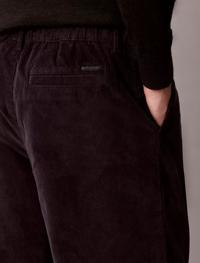 Cordhose mit Falten und weitem Bein Cordhose mit Falten und weitem Bein