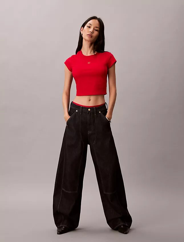 Crop-T-Shirt mit Neujahrs-Emblem Crop-T-Shirt mit Neujahrs-Emblem