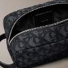 Dopp-Kit mit durchgehendem Monogram Dopp-Kit mit durchgehendem Monogram