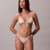 Einfarbiges Bikini-Unterteil mit seitlichen Bändern Einfarbiges Bikini-Unterteil mit seitlichen Bändern