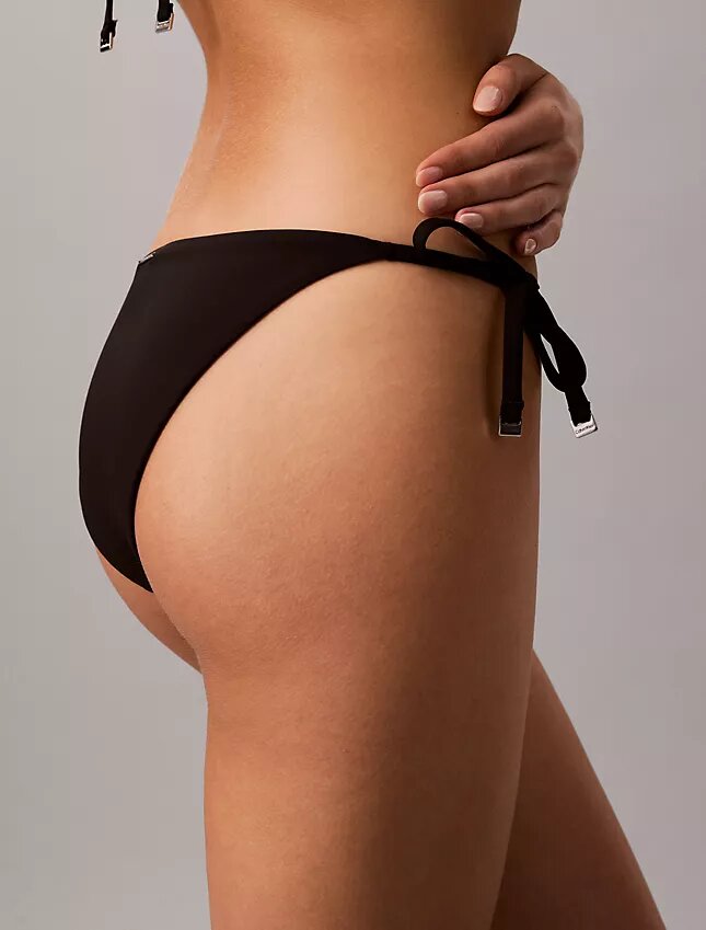 Einfarbiges Bikini-Unterteil mit seitlichen Bändern Einfarbiges Bikini-Unterteil mit seitlichen Bändern