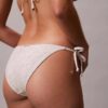 Einfarbiges Bikini-Unterteil mit seitlichen Bändern Einfarbiges Bikini-Unterteil mit seitlichen Bändern