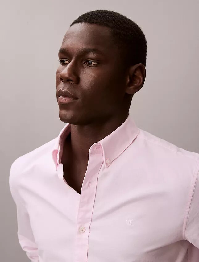 Einfarbiges klassisches Oxford-Hemd mit Button-Down-Kragen Einfarbiges klassisches Oxford-Hemd mit Button-Down-Kragen