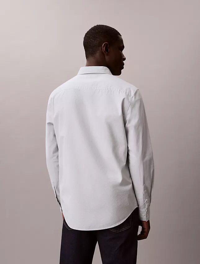 Einfarbiges klassisches Oxford-Hemd mit Button-Down-Kragen Einfarbiges klassisches Oxford-Hemd mit Button-Down-Kragen