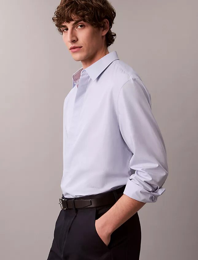 Einfarbiges, locker sitzendes Button-Down-Hemd aus Baumwolle Einfarbiges, locker sitzendes Button-Down-Hemd aus Baumwolle