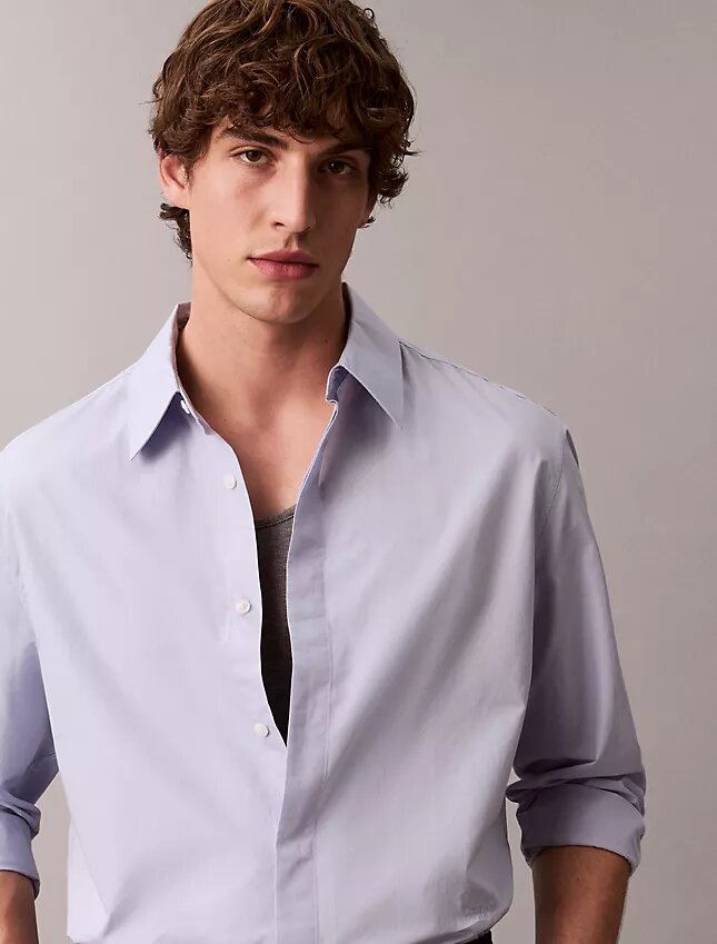 Einfarbiges, locker sitzendes Button-Down-Hemd aus Baumwolle Einfarbiges, locker sitzendes Button-Down-Hemd aus Baumwolle
