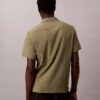 Einfarbiges Seersucker-Hemd mit klassischer Knopfleiste Einfarbiges Seersucker-Hemd mit klassischer Knopfleiste