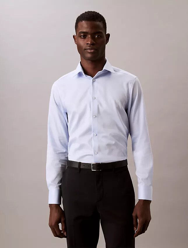 Einfarbiges Slim-Fit-Hemd mit Knopfleiste Einfarbiges Slim-Fit-Hemd mit Knopfleiste