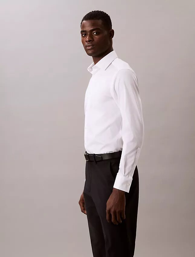 Einfarbiges Slim-Fit-Hemd mit Knopfleiste Einfarbiges Slim-Fit-Hemd mit Knopfleiste
