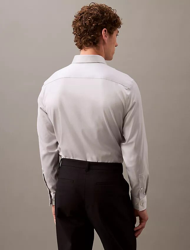 Elegantes, schmales Stretch-Hemd mit Knopfleiste Elegantes, schmales Stretch-Hemd mit Knopfleiste