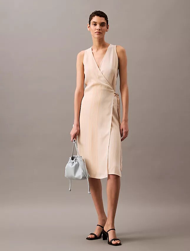 Fließendes Midi-Wickelkleid mit Streifenmuster Fließendes Midi-Wickelkleid mit Streifenmuster