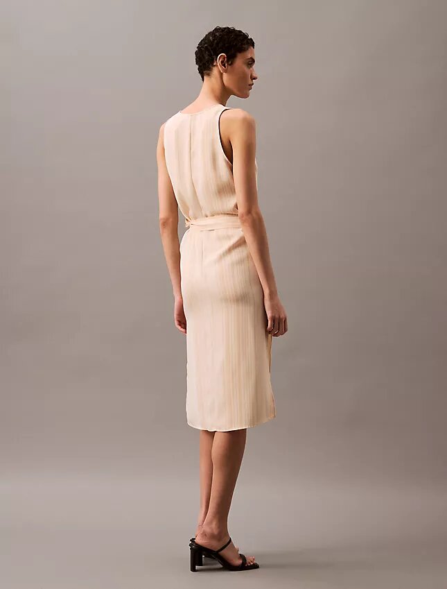 Fließendes Midi-Wickelkleid mit Streifenmuster Fließendes Midi-Wickelkleid mit Streifenmuster