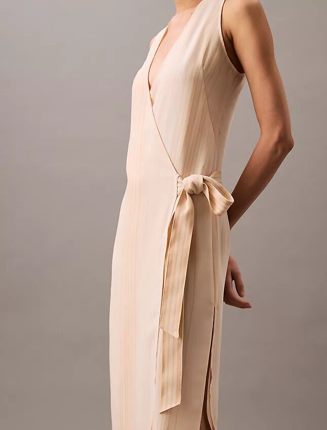 Fließendes Midi-Wickelkleid mit Streifenmuster Fließendes Midi-Wickelkleid mit Streifenmuster