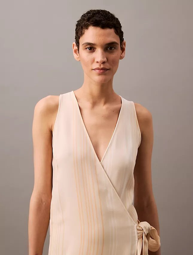 Fließendes Midi-Wickelkleid mit Streifenmuster Fließendes Midi-Wickelkleid mit Streifenmuster